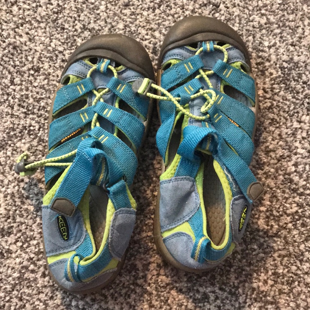 Keen water shoes youth size 5